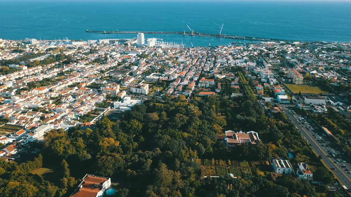 El precio de la vivienda en Ponta Delgada marca máximos históricos y empieza a expulsar a las familias jóvenes del centro