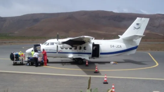 La dependencia del ferry y del pequeño aeropuerto de Preguiça encarece cada obra de vivienda en São Nicolau