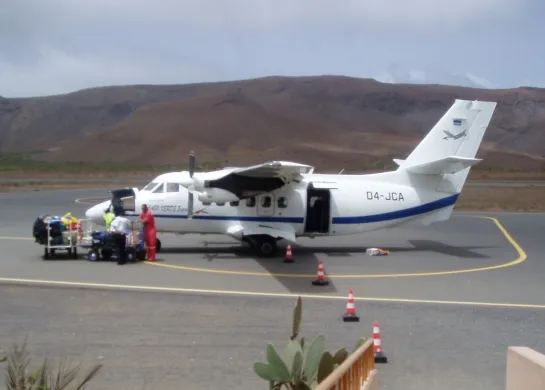 La dependencia del ferry y del pequeño aeropuerto de Preguiça encarece cada obra de vivienda en São Nicolau