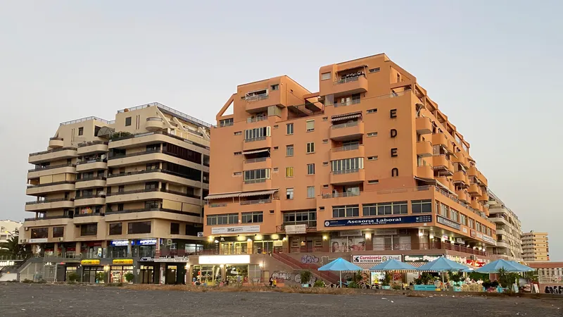 El alquiler de larga temporada se dispara en Los Cristianos y deja sin vivienda a la plantilla turística