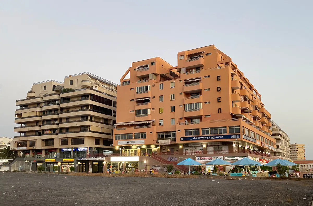 El alquiler de larga temporada se dispara en Los Cristianos y deja sin vivienda a la plantilla turística