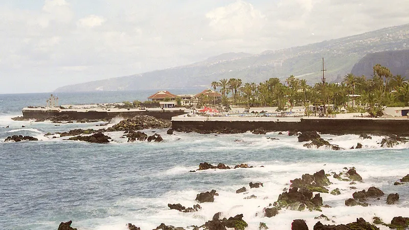 Puerto de la Cruz estudia frenar las nuevas licencias de vivienda vacacional en su casco turístico