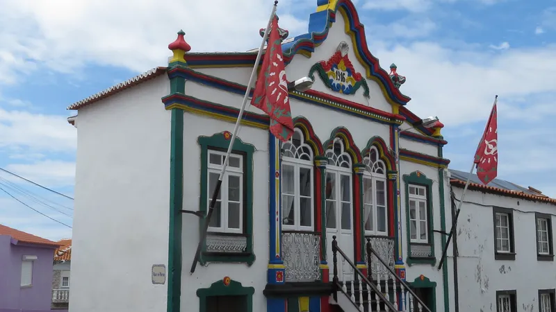 Porto Judeu, el pueblo del legendario refugio de navegantes judíos, busca fijar población frente a la falta de vivienda